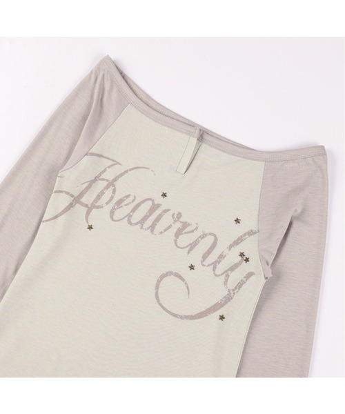 FANCY CLUB（ファンシークラブ）の「【FANCY CLUB】HEAVENLY OFF-SHOULDER LONG SLEEVE / 【ファンシークラブ】オフショルダーレタリングプリント長袖Tシャツ（Tシャツ/カットソー・レディース・杢グレー/ベージュ・ONE SIZE）」の21枚目の写真