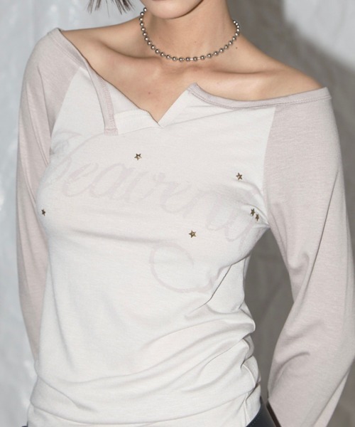 FANCY CLUB（ファンシークラブ）の「【FANCY CLUB】HEAVENLY OFF-SHOULDER LONG SLEEVE / 【ファンシークラブ】オフショルダーレタリングプリント長袖Tシャツ（Tシャツ/カットソー・レディース・杢グレー/ベージュ・ONE SIZE）」の15枚目の写真