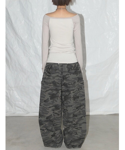 FANCY CLUB（ファンシークラブ）の「【FANCY CLUB】HEAVENLY OFF-SHOULDER LONG SLEEVE / 【ファンシークラブ】オフショルダーレタリングプリント長袖Tシャツ（Tシャツ/カットソー・レディース・杢グレー/ベージュ・ONE SIZE）」の18枚目の写真