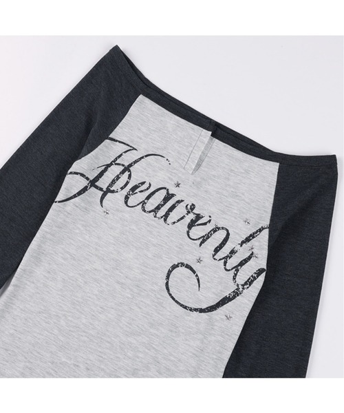 FANCY CLUB（ファンシークラブ）の「【FANCY CLUB】HEAVENLY OFF-SHOULDER LONG SLEEVE / 【ファンシークラブ】オフショルダーレタリングプリント長袖Tシャツ（Tシャツ/カットソー・レディース・杢グレー/ベージュ・ONE SIZE）」の11枚目の写真