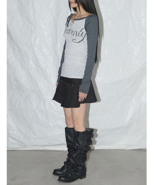 FANCY CLUB（ファンシークラブ）の「【FANCY CLUB】HEAVENLY OFF-SHOULDER LONG SLEEVE / 【ファンシークラブ】オフショルダーレタリングプリント長袖Tシャツ（Tシャツ/カットソー・レディース・杢グレー/ベージュ・ONE SIZE）」の7枚目の写真