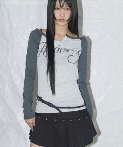 FANCY CLUB（ファンシークラブ）の「【FANCY CLUB】HEAVENLY OFF-SHOULDER LONG SLEEVE / 【ファンシークラブ】オフショルダーレタリングプリント長袖Tシャツ（Tシャツ/カットソー・レディース・杢グレー/ベージュ・ONE SIZE）」の3枚目の写真