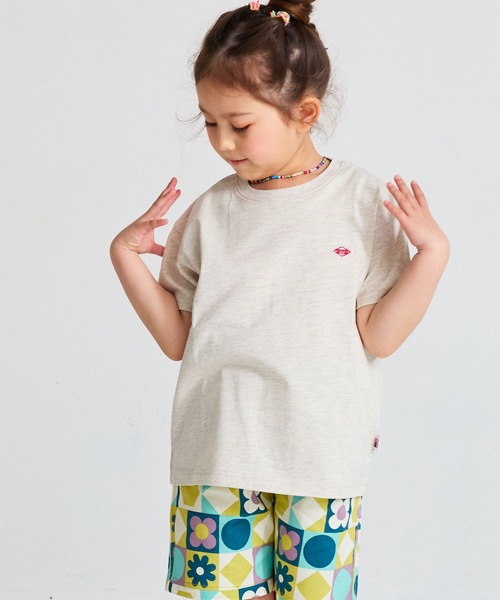 LSP WOW（エルエスピーワオ）の「【LSP WOW!】マイニチワッペン無地Tee（Tシャツ/カットソー・キッズ・ブルー/ピンク/グリーン/レッド/チャコール/ホワイト系その他/キャメル/杢グレー/オフホワイト/マスタード/ラベンダー/ネイビー/モカ/ライトブルー/ブラック・110/100/90/80/130/120）」の3枚目の写真