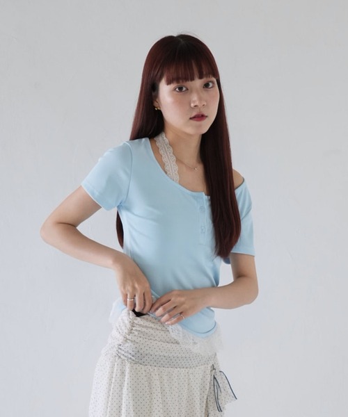 Uenui(ウニュイ)の「【 cunii 】 レース トリム ボタン ティー(Tシャツ/カットソー・レディース・ホワイト/ブルー/グレー・FREE)」の2枚目の写真