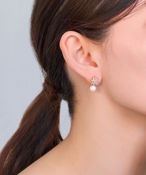Phoebe(フィービィー)の「クリスタルペタルパールピアス 結婚式 二次会 同窓会 お呼ばれ フォーマル オケージョン(ピアス(両耳用)・レディース・イエローゴールド・FREE)」の2枚目の写真