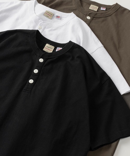 Goodwear(グッドウェア)の「【75】【Goodwear/グッドウェア】 ヘビーウェイト USAコットン ヘンリーネック 半袖Tシャツ/レギュラーシルエット/26SS新色追加(Tシャツ/カットソー・メンズ・カーキ/ブラウン/ブラック/ホワイト/グレイッシュベージュ/チャコールグレー/グレー/ネイビー/ダークグレー/ダークグリーン/ライトブラウン/ダークブルー/ピンク・L/M/XL/S)」の3枚目の写真