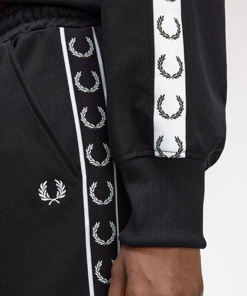 FRED PERRY(フレッドペリー)の「Cropped Taped Track Jacket/クロップドトラックジャケット(ジャージ・レディース・ピンク/ブラック・10)」の5枚目の写真