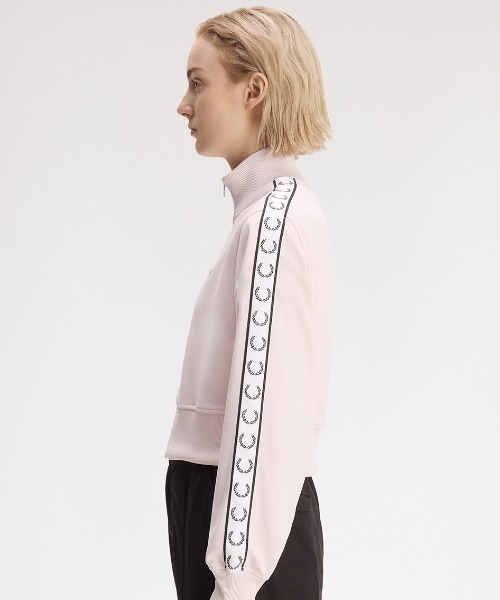 FRED PERRY(フレッドペリー)の「Cropped Taped Track Jacket/クロップドトラックジャケット(ジャージ・レディース・ピンク/ブラック・10)」の13枚目の写真