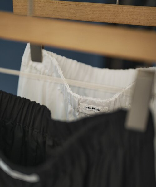 mystic（ミスティック）の「【2サイズ展開 / オールシーズン着られる】バルーンロングスカート（スカート・レディース・ブラック/オフホワイト・1/2）」の16枚目の写真