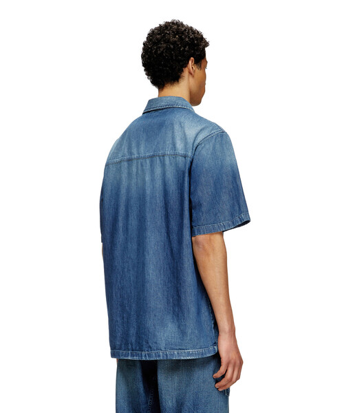 DIESEL(ディーゼル)の「メンズ デニム半袖シャツ D-NABIL-D(シャツ/ブラウス・メンズ・インディゴブルー・LARGE/MEDIUM/SMALL/X-LARGE/XX-LARGE)」の3枚目の写真