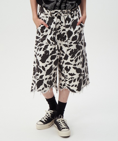 DISCOVERED（ディスカバード）の「COW PRINT DOUBLE KNEE SHORTS（その他パンツ・メンズ・ブラウン/ブラック・3/1）」の2枚目の写真