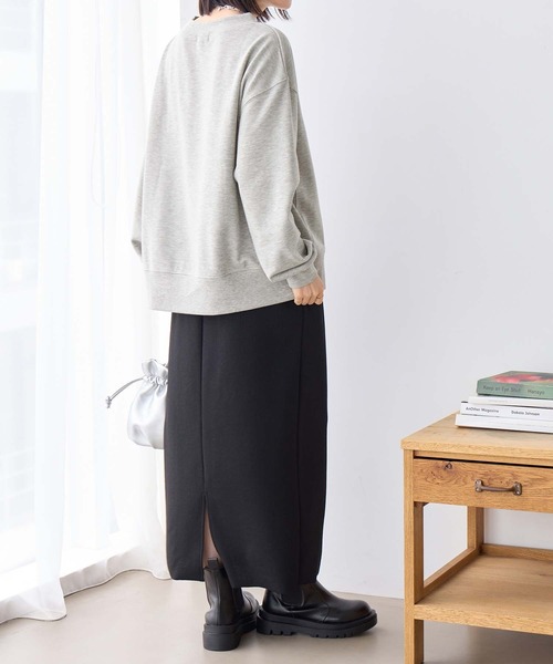Viola e Viola(ヴィオラエヴィオラ)の「ゆるシルエット裏毛ロゴスウェット(Tシャツ/カットソー・レディース・チャコール/杢グレー/グレイッシュベージュ・LL/L/M)」の7枚目の写真