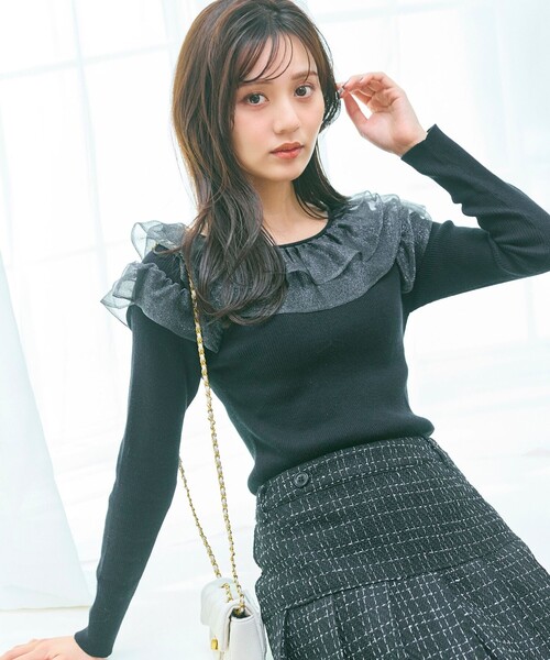Feroux(フェルゥ)の「襟フリル ニット(ニット/セーター・レディース・ブラック系/ライトグレー系/レッド系・F)」の2枚目の写真