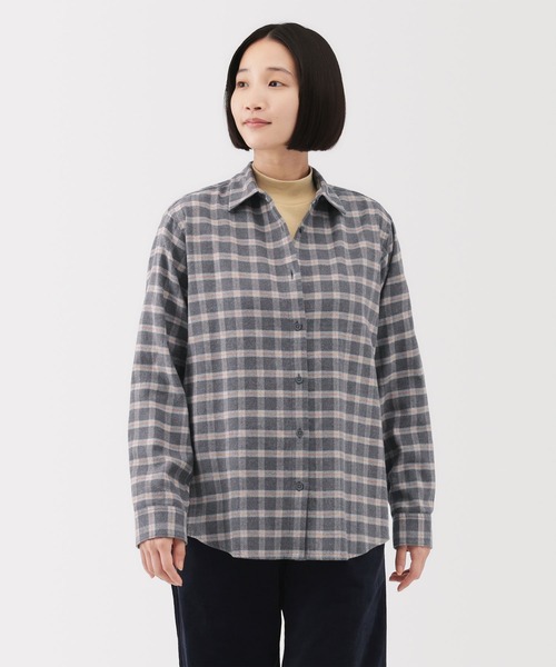 無印良品(ムジルシリョウヒン)の「婦人 両面起毛フランネルレギュラーカラー長袖シャツ(シャツ/ブラウス・レディース・ライトグレー/ダークグリーン系/ダークネイビー/ホワイト系/アイボリー/イエロー系/マスタード/グレー系・XXL/XL/L/M/S)」の4枚目の写真