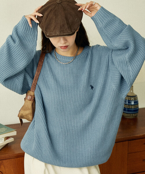 U.S. POLO ASSN.(ユーエスポロアッスン)の「U.S. POLO ASSN./ユーエスポロアッスン 別注 刺繍畔編みクルーネックニット(限定展開)(ニット/セーター・メンズ・ネイビー/サックスブルー/ブラック/グレー・MEDIUM/SMALL/LARGE)」の4枚目の写真