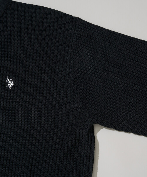 U.S. POLO ASSN.(ユーエスポロアッスン)の「U.S. POLO ASSN./ユーエスポロアッスン 別注 刺繍畔編みクルーネックニット(限定展開)(ニット/セーター・メンズ・ネイビー/サックスブルー/ブラック/グレー・MEDIUM/SMALL/LARGE)」の14枚目の写真