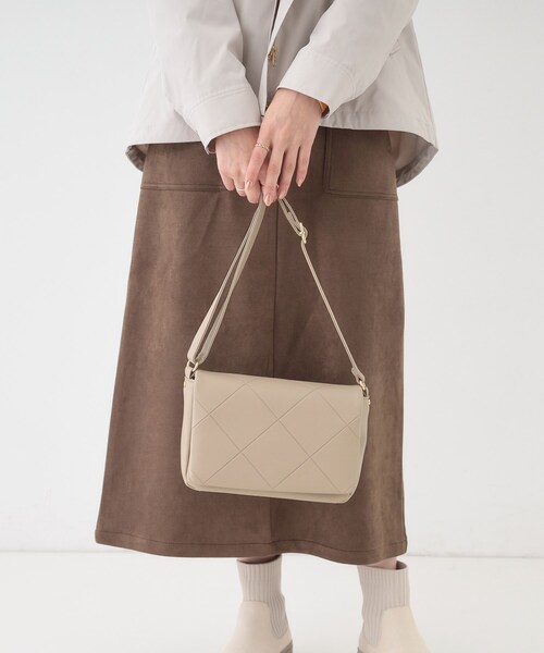 SHOO・LA・RUE(シューラルー)の「バイアスチェック型押しショルダー(ショルダーバッグ・レディース・ナチュラル/ボルドー/ブラック・00)」の1枚目の写真