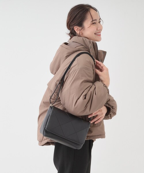 SHOO・LA・RUE(シューラルー)の「バイアスチェック型押しショルダー(ショルダーバッグ・レディース・ナチュラル/ボルドー/ブラック・00)」の9枚目の写真