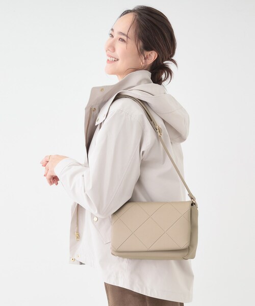 SHOO・LA・RUE(シューラルー)の「バイアスチェック型押しショルダー(ショルダーバッグ・レディース・ナチュラル/ボルドー/ブラック・00)」の11枚目の写真