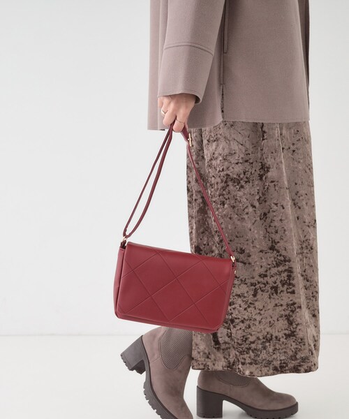 SHOO・LA・RUE(シューラルー)の「バイアスチェック型押しショルダー(ショルダーバッグ・レディース・ナチュラル/ボルドー/ブラック・00)」の13枚目の写真