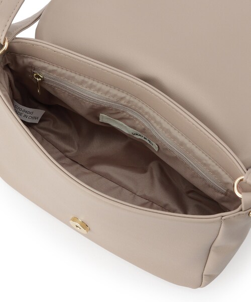 SHOO・LA・RUE(シューラルー)の「バイアスチェック型押しショルダー(ショルダーバッグ・レディース・ナチュラル/ボルドー/ブラック・00)」の5枚目の写真