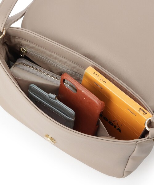 SHOO・LA・RUE(シューラルー)の「バイアスチェック型押しショルダー(ショルダーバッグ・レディース・ナチュラル/ボルドー/ブラック・00)」の6枚目の写真