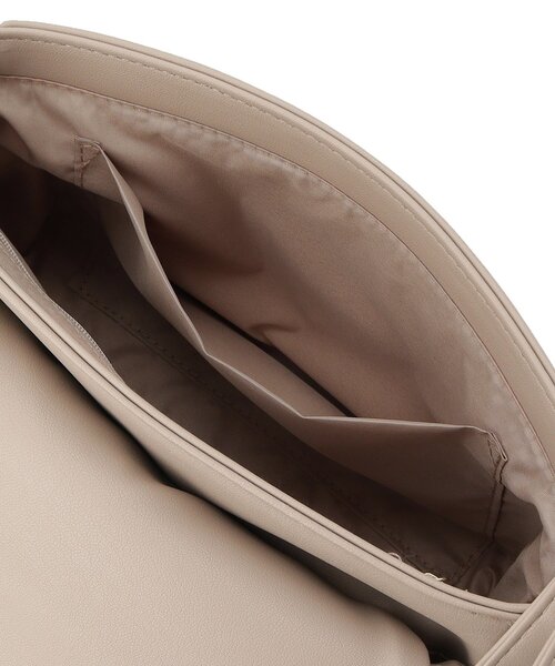 SHOO・LA・RUE(シューラルー)の「バイアスチェック型押しショルダー(ショルダーバッグ・レディース・ナチュラル/ボルドー/ブラック・00)」の7枚目の写真