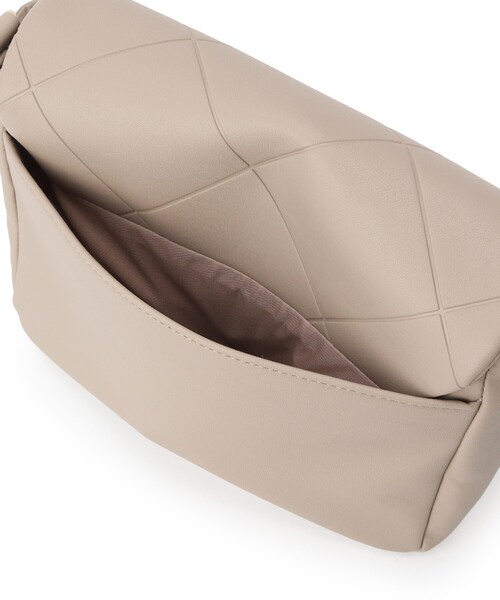 SHOO・LA・RUE(シューラルー)の「バイアスチェック型押しショルダー(ショルダーバッグ・レディース・ナチュラル/ボルドー/ブラック・00)」の8枚目の写真