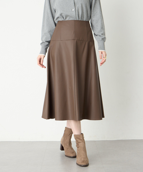 Petit Honfleur（プチオンフルール）の「フェイクレザースカート（スカート・レディース・ベージュ/ブラウン・64/67）」の4枚目の写真