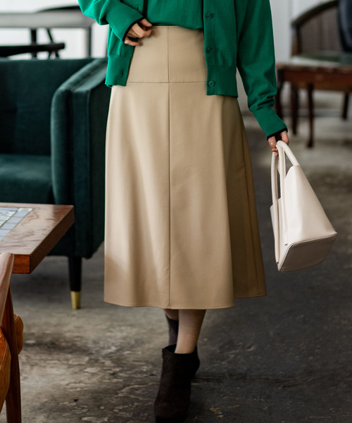 Petit Honfleur（プチオンフルール）の「フェイクレザースカート（スカート・レディース・ベージュ/ブラウン・64/67）」の2枚目の写真