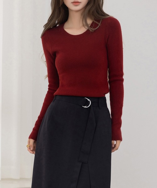 ジャストサイズできれいめシルエット。長袖ラウンドネックリブニット