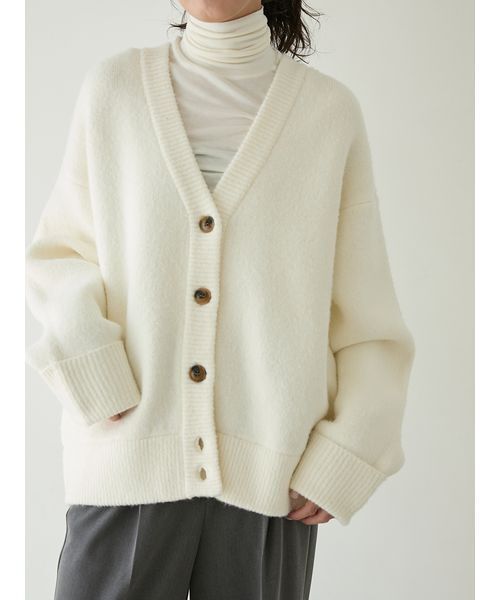 emmi（エミ）の「Vネックニットカーディガン（カーディガン/ボレロ・レディース・キャメル/イエロー/オフホワイト・F）」の2枚目の写真