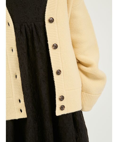 emmi（エミ）の「Vネックニットカーディガン（カーディガン/ボレロ・レディース・キャメル/イエロー/オフホワイト・F）」の10枚目の写真