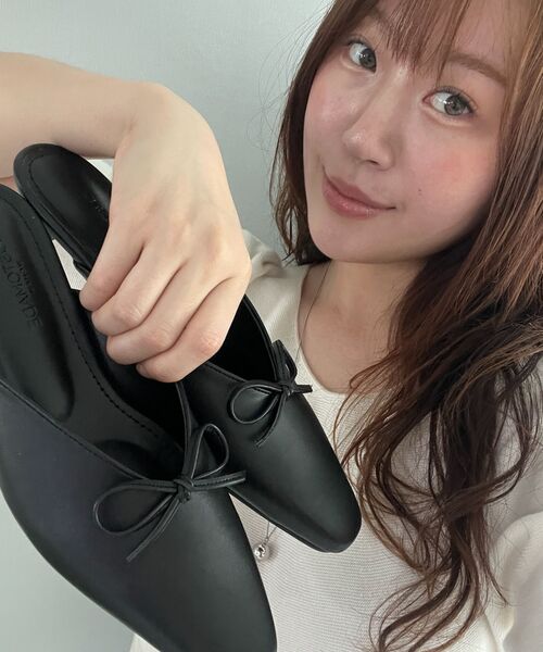 CUSTOMADE WOMAN(カスタメイドウーマン)の「3cmリボンミュールエマ(CW0088BK)(サンダル・レディース・ブラック・22.5cm/23cm/23.5cm/24cm/24.5cm/25cm)」の2枚目の写真