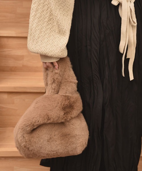 VIBGYOR Women（ヴィブジョー　ウィメン）の「【float】カラバリ もこもこ フェイクファー トートバッグ【18色展開】（トートバッグ・レディース・オフホワイト/グレー/アッシュブラウン/ダークグリーン/ブルー/フューシャピンク/アイボリー/ブラック/カーキ/ライトブルー/ベビーピンク/スモークピンク/イエロー/ホワイト/ライトグレー/ブラウン/コーラルピンク/レッド・FREE）」の7枚目の写真