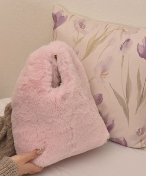 VIBGYOR Women（ヴィブジョー　ウィメン）の「【float】カラバリ もこもこ フェイクファー トートバッグ【18色展開】（トートバッグ・レディース・オフホワイト/グレー/アッシュブラウン/ダークグリーン/ブルー/フューシャピンク/アイボリー/ブラック/カーキ/ライトブルー/ベビーピンク/スモークピンク/イエロー/ホワイト/ライトグレー/ブラウン/コーラルピンク/レッド・FREE）」の14枚目の写真