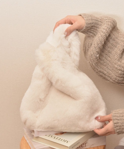 VIBGYOR Women（ヴィブジョー　ウィメン）の「【float】カラバリ もこもこ フェイクファー トートバッグ【18色展開】（トートバッグ・レディース・オフホワイト/グレー/アッシュブラウン/ダークグリーン/ブルー/フューシャピンク/アイボリー/ブラック/カーキ/ライトブルー/ベビーピンク/スモークピンク/イエロー/ホワイト/ライトグレー/ブラウン/コーラルピンク/レッド・FREE）」の2枚目の写真