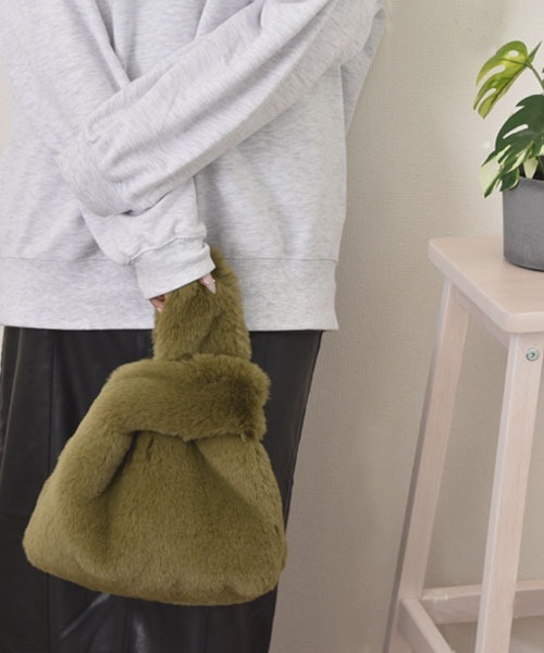 VIBGYOR Women（ヴィブジョー　ウィメン）の「【float】カラバリ もこもこ フェイクファー トートバッグ【18色展開】（トートバッグ・レディース・オフホワイト/グレー/アッシュブラウン/ダークグリーン/ブルー/フューシャピンク/アイボリー/ブラック/カーキ/ライトブルー/ベビーピンク/スモークピンク/イエロー/ホワイト/ライトグレー/ブラウン/コーラルピンク/レッド・FREE）」の10枚目の写真