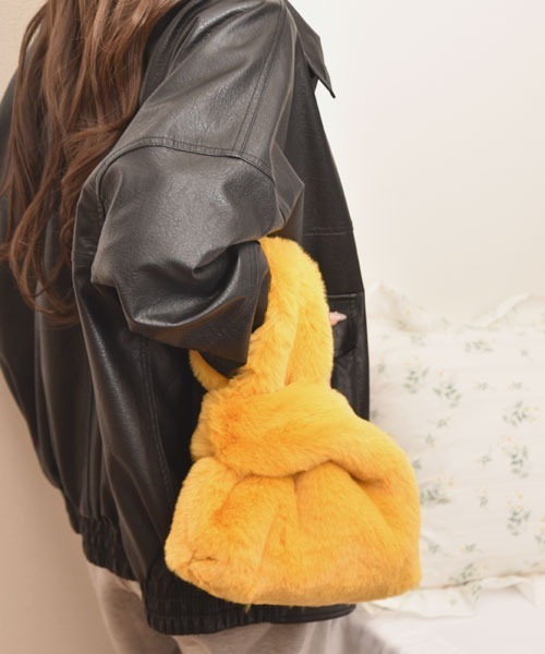 VIBGYOR Women（ヴィブジョー　ウィメン）の「【float】カラバリ もこもこ フェイクファー トートバッグ【18色展開】（トートバッグ・レディース・オフホワイト/グレー/アッシュブラウン/ダークグリーン/ブルー/フューシャピンク/アイボリー/ブラック/カーキ/ライトブルー/ベビーピンク/スモークピンク/イエロー/ホワイト/ライトグレー/ブラウン/コーラルピンク/レッド・FREE）」の13枚目の写真