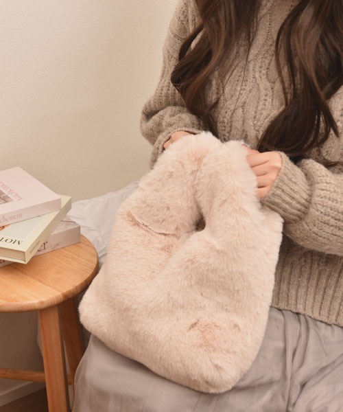 VIBGYOR Women（ヴィブジョー　ウィメン）の「【float】カラバリ もこもこ フェイクファー トートバッグ【18色展開】（トートバッグ・レディース・オフホワイト/グレー/アッシュブラウン/ダークグリーン/ブルー/フューシャピンク/アイボリー/ブラック/カーキ/ライトブルー/ベビーピンク/スモークピンク/イエロー/ホワイト/ライトグレー/ブラウン/コーラルピンク/レッド・FREE）」の3枚目の写真