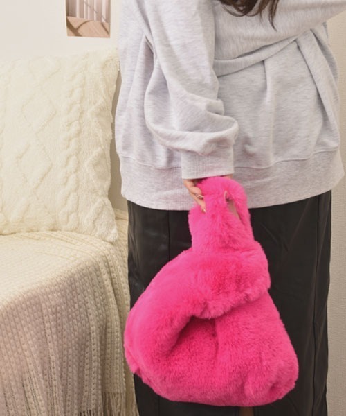 VIBGYOR Women（ヴィブジョー　ウィメン）の「【float】カラバリ もこもこ フェイクファー トートバッグ【18色展開】（トートバッグ・レディース・オフホワイト/グレー/アッシュブラウン/ダークグリーン/ブルー/フューシャピンク/アイボリー/ブラック/カーキ/ライトブルー/ベビーピンク/スモークピンク/イエロー/ホワイト/ライトグレー/ブラウン/コーラルピンク/レッド・FREE）」の16枚目の写真