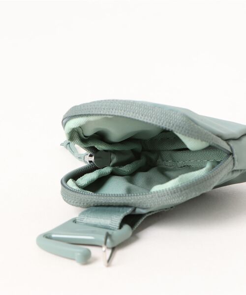 NIKE(ナイキ)の「NIKE ナイキ U COMMUTE SLING BAG バッグ FZ6132 364CLYGRN/STEAM(ボディバッグ/ウエストポーチ・メンズ・グリーン・FREE)」の6枚目の写真