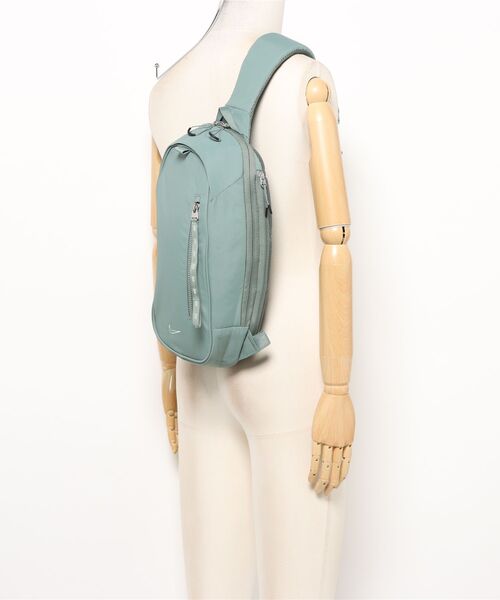 NIKE(ナイキ)の「NIKE ナイキ U COMMUTE SLING BAG バッグ FZ6132 364CLYGRN/STEAM(ボディバッグ/ウエストポーチ・メンズ・グリーン・FREE)」の7枚目の写真