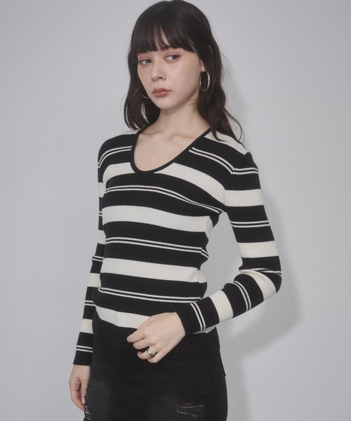 ENVYM（アンビー）の「マルチボーダーVネックタイトニット（ニット/セーター・レディース・ブラウン/ホワイト/グレー・FREE）」の4枚目の写真