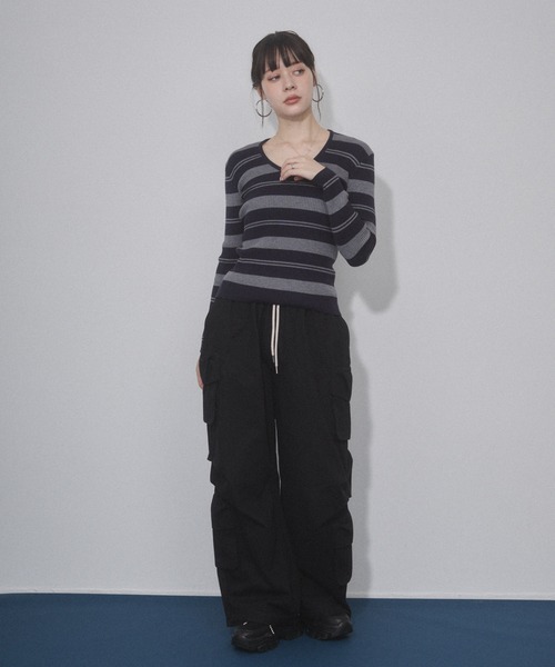 ENVYM（アンビー）の「マルチボーダーVネックタイトニット（ニット/セーター・レディース・ブラウン/ホワイト/グレー・FREE）」の14枚目の写真