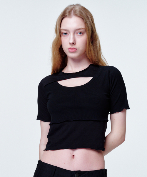 2113 STUDIO(イイルイルサムスタジオ)の「クロスカットクロップブラック(Tシャツ/カットソー・レディース・その他・FREE)」の1枚目の写真