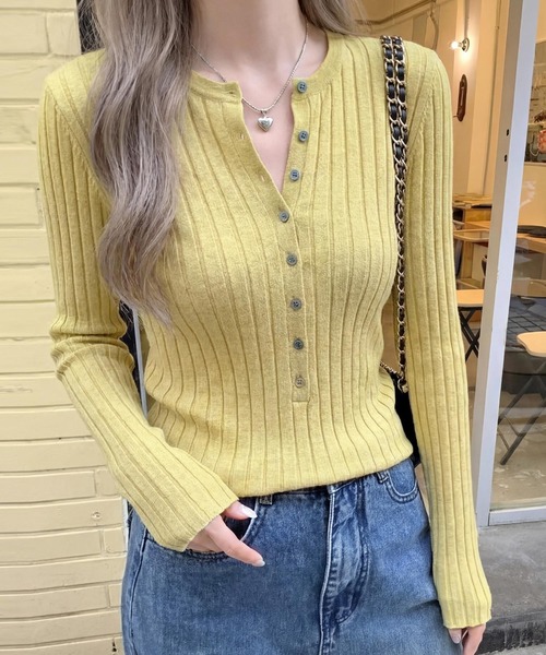cammie(キャミー)の「ボタンデザインリブトップス(ニット/セーター・レディース・ワインレッド/イエロー/ネイビー・F)」の2枚目の写真