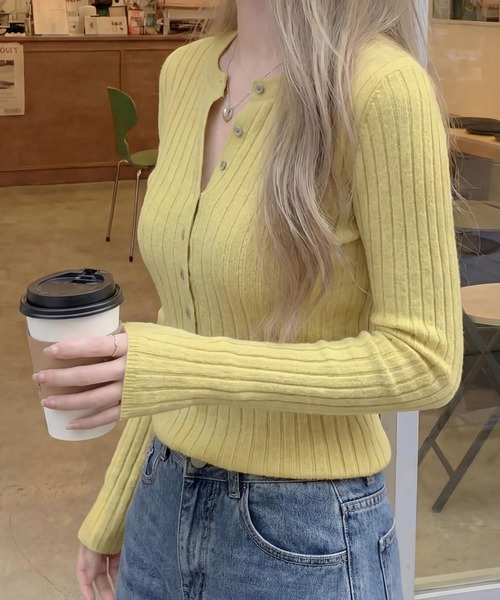 cammie(キャミー)の「ボタンデザインリブトップス(ニット/セーター・レディース・ワインレッド/イエロー/ネイビー・F)」の8枚目の写真