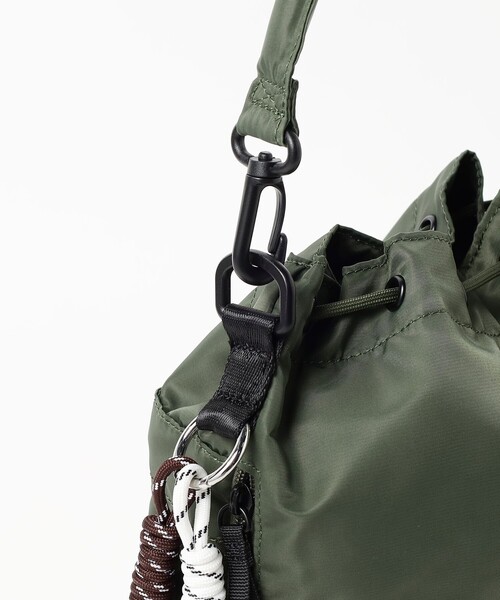 BEAMS HEART(ビームスハート)の「【ユニセックス】2WAY 巾着 バッグ(ショルダーバッグ・メンズ・オリーブ/ブラック・ONE SIZE)」の10枚目の写真