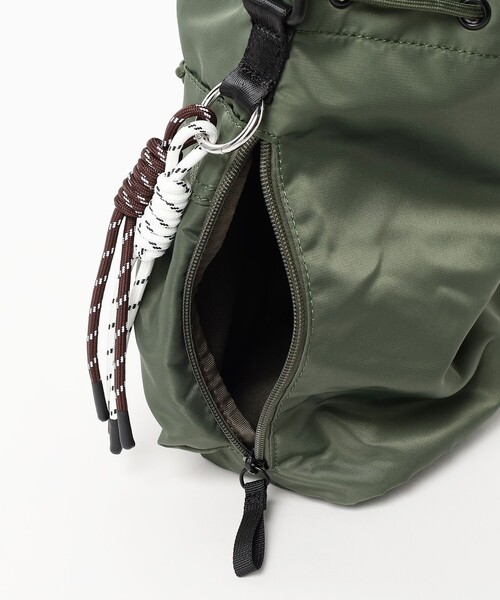 BEAMS HEART(ビームスハート)の「【ユニセックス】2WAY 巾着 バッグ(ショルダーバッグ・メンズ・オリーブ/ブラック・ONE SIZE)」の11枚目の写真